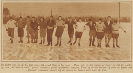 873446 Afbeelding van leden van de Utrechtsche Zwemclub (U.Z.C.), schaatsend op de ijsbaan van de Utrechtsche IJsclub ...